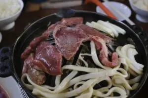 ラム肉料理の定番！ジンギスカンについて解説