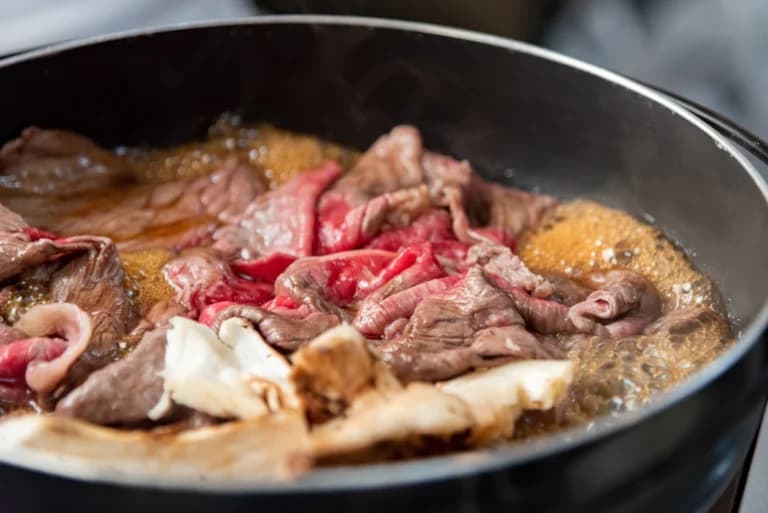 しゃぶしゃぶとすき焼きの違いは何？料理人が教える専用肉の選び方！