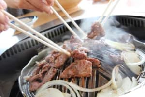ジンギスカンとは？北海道で広く親しまれる羊肉料理の由来や特徴を徹底解説！